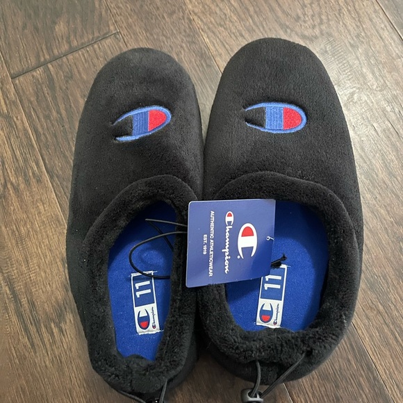 NWT Champion Men’s Slippers size 11 - Picture 2 of 4